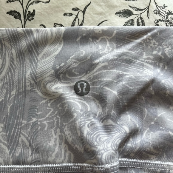 Lululemon Slightly Cropped Patterned Leggings Size 2 - Picture 3 of 3